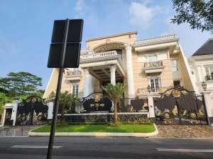 RUMAH MEWAH JL,SEKOLAH KENCANA PONDOK INDAH JAKARTA SELATAN lokasi di Jakarta Selatan, tersedia melalui melalui situs Olx