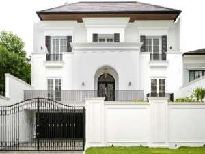 Rumah Mewah Klasik Siap Huni Private Pool,Lift,View Pegunungan Sentul City Bogor lokasi di Bogor Kota, tersedia melalui melalui situs Olx