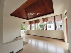 Rumah Mewah Megah Ekslusif Dengan Back Yard Optional lokasi di Jakarta Selatan, tersedia melalui melalui situs Olx