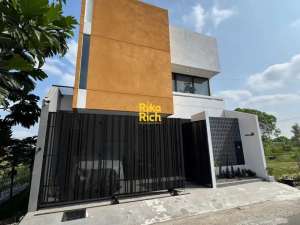 RUMAH MEWAH MINIMALIS KEKINIAN FULL FURNISHED DI JOGJA UTARA SELANGKAH KE JALAN DAMAI LINGKUNGAN NYAMAN ASRI lokasi di Sleman Kab., tersedia melalui melalui situs Olx