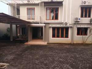 Rumah mewahtepi jalan lokasi di Blitar Kab., tersedia melalui melalui situs Olx