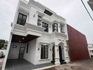 Rumah Modern Classic Siap Huni Posisi di Hook, Beji Depok. Nempel Jaksel lokasi di Depok Kota, tersedia melalui melalui situs Olx