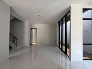 Rumah Modern Kuningan Village Pik 2 10X15 41Kt Dekat Patung Naga lokasi di Tangerang Kab., tersedia melalui melalui situs Olx