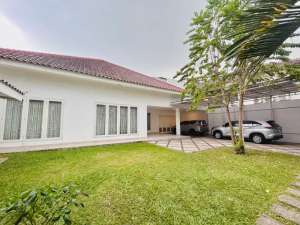 Rumah Modern Tropical Cocok Untuk Kantor, Klinik atau Hunian di Bangka, Kemang. lokasi di Jakarta Selatan, tersedia melalui melalui situs Olx