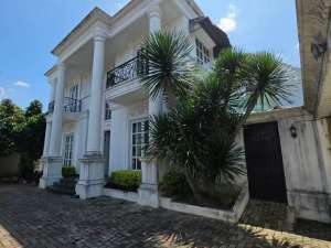 Rumah Neoklasik Luas Di Jatinegara Jakarta Timur lokasi di Jakarta Timur, tersedia melalui melalui situs Olx