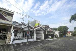 Rumah Nuansa Klasik di Area StrategisBergengsi di PBI Araya Malang lokasi di Malang Kota, tersedia melalui melalui situs Olx