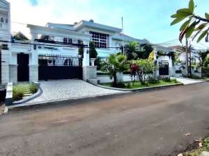 rumah nyaman private pool halam luas di cibubur jakarta timur lokasi di Jakarta Timur, tersedia melalui melalui situs Olx