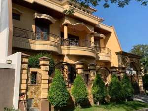 Rumah Pakuwon City, Surabaya Timur lokasi di Surabaya Kota, tersedia melalui melalui situs Olx