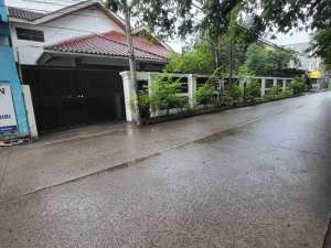 RUMAHPAVILIUN DENGAN HALAMAN LUAS DI FAISAL RAYA lokasi di Makassar Kota, tersedia melalui melalui situs Olx