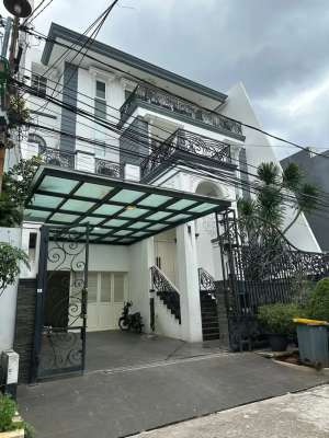rumah pluit permai uk 12,5x26 american clasic,furnish,bagus rapih,timr lokasi di Jakarta Utara, tersedia melalui melalui situs Olx