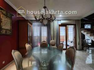 RUMAH PONDOK INDAH JAKARTA SELATAN HADAP BARAT - SELATAN lokasi di Jakarta Selatan, tersedia melalui melalui situs Olx