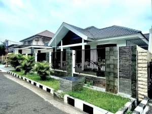 rumah second hitung tanah di perumahan jakapermai lokasi di Bekasi Kota, tersedia melalui melalui situs Olx