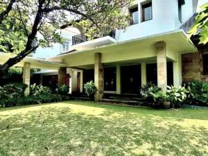 rumah second terawat di jalan darmawangsa kebayoran baru lokasi di Jakarta Selatan, tersedia melalui melalui situs Olx