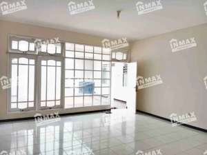 Rumah sewa Nirwana Eksekutif 4 Kamar tidur Dekat Superindo, IPH Schools East dan Merr lokasi di Surabaya Kota, tersedia melalui melalui situs Olx