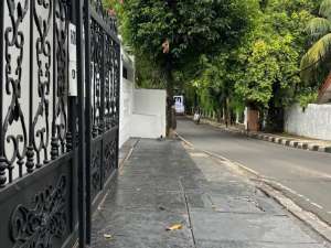 rumah siap huni lokasi strategis di jalan utama komplek intan cilandak lokasi di Jakarta Selatan, tersedia melalui melalui situs Olx