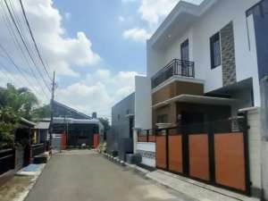 rumah strategis di jalan raya kodau, akses 2 mobil lokasi di Bekasi Kota, tersedia melalui melalui situs Olx