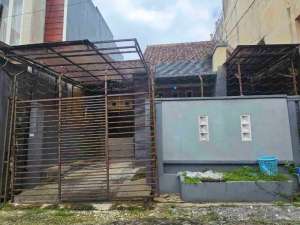 rumah strategis di jalan sigura gura dekat kampus UB brawijaya, ITN, UIN dan UM bagus buat investasi atau direnov jadi kos elite karena lingkungan banyak kos besar 3 lt dan tarif mahal lokasi di Malang Kota, tersedia melalui melalui situs Olx