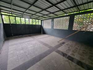 Rumah Strategis Halaman Luas hadap Jl Raya Banjarsari SOLO Surakarta lokasi di Surakarta Kota, tersedia melalui melalui situs Olx