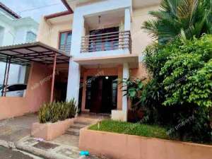 Rumah terawat, 3 lantai di Bintaro, tanah luas 200 meter lokasi di Jakarta Selatan, tersedia melalui melalui situs Olx