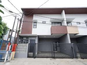 Rumah Terawat di Bekasi Akses Dekat Stasiun LB 120 Siap Huni J-41643 lokasi di Bekasi Kota, tersedia melalui melalui situs Olx