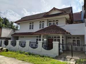 Rumah Tua Billymoon Pondok Kelapa akses 2 mobil Hoek lokasi di Jakarta Timur, tersedia melalui melalui situs Olx