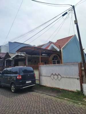 Rumah Tua samping taman di jual di perumahan duta Garden dekat dengan lokasi di Jakarta Barat, tersedia melalui melalui situs Olx