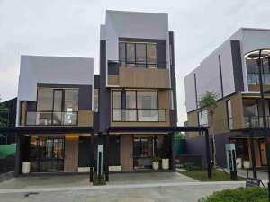 Rumah VIRAL 3 Lantai Park Serpong Tipe GoldTops Beverly lokasi di Tangerang Kota, tersedia melalui melalui situs Olx
