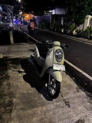 Jual bekas SCOOPY 2015 kumplit stnk bpkb pakak hidup kaleng panjang,lokasi di Jakarta Pusat