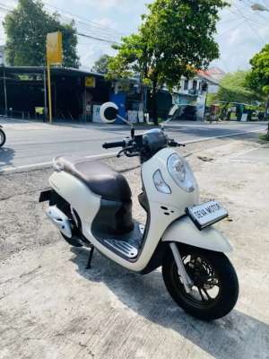 Jual bekas Scoopy 2023 prestige putih DP kredit1,5 jt Deva motor,lokasi di Denpasar Kota