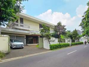 Sewa Rumah Lama 2 Lantai di Jl Ametis Kebayoran Lama lokasi di Jakarta Selatan, tersedia melalui melalui situs Olx