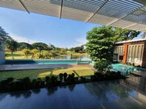 Sewa Rumah Luxury Kolam Renang Golf View Graha Family Bukit Darmo Golf lokasi di Surabaya Kota, tersedia melalui melalui situs Olx