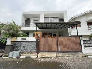 Strategis dekat faskes dan fasum Shm Nego sampai deal Dijual Rumah siap huni 2lt Villa Tomang Mas lokasi di Jakarta Barat, tersedia melalui melalui situs Olx