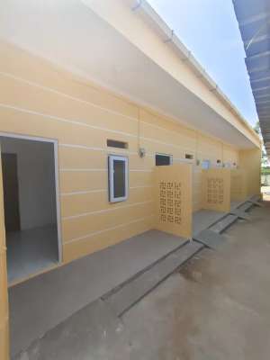 Strategis Rumah 3 Petak pinggir Jalan Raya akses Masuk jalan2 Mobil lokasi di Jakarta Timur, tersedia melalui melalui situs Olx