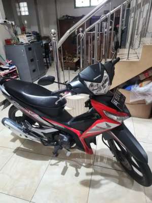 Jual bekas Supra 125 cw f1 hitam merah 2022 odometer 11rbgbm,lokasi di Sleman Kab.