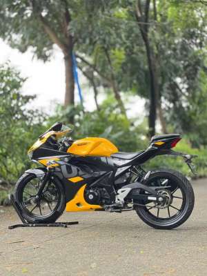 Jual bekas SUZUKI GSX 150R KEYLESS 2021 HITAM KUNING KM LOW PAJAK ON FULL MULUS,lokasi di Tangerang Kab.