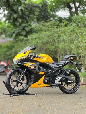 Jual bekas SUZUKI GSX 150R KEYLESS 2021 HITAM KUNING KM LOW PAJAK ON SUPERB,lokasi di Tangerang Selatan Kota