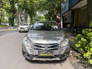 Jual bekas SUZUKI SX4 S-CROSS TAHUN 2017 TRANSMISI AUTOMATICPMK 2018Abu2,lokasi di Surabaya Kota