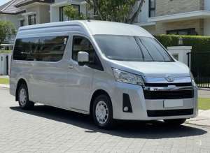 Jual bekas T Hiace Premio 2.8 Mt 2022,lokasi di Surabaya Kota
