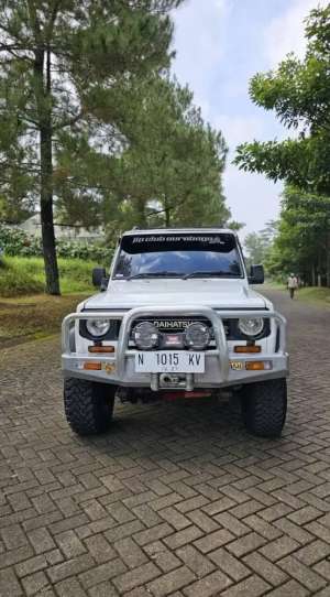Jual bekas Taft GT 4x4 th 1989 5Speed Full Option Ori cat dan interior SuperAntik,lokasi di Surabaya Kota