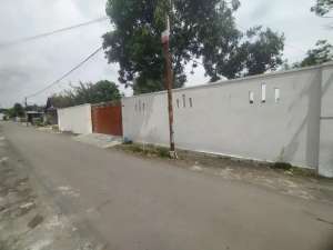 Tanah Ada Bangunan Lama Lokasi Nyaman sudah Tembok Keliling lokasi di Sukoharjo Kab., tersedia melalui melalui situs Olx