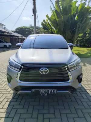 Jual bekas Toyota Innova V 2.4 Diesel Matic 2022,lokasi di Padang Kota