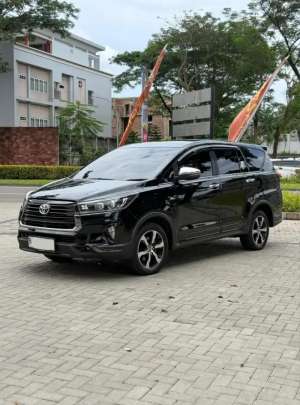 Jual bekas Toyota Innova Venturer Facelift 2.0 AT 2022 Service record,lokasi di Jakarta Barat