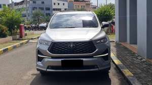 Jual bekas Toyota Kijang Innova Zenix Q Hybrid 2022 modelista silver km 32 ribuan,lokasi di Jakarta DKI