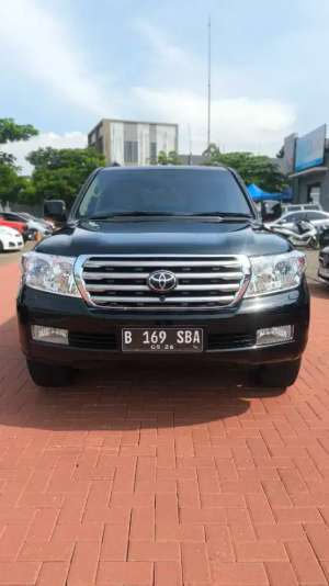 Jual bekas TOYOTA LANDCRUISER ZX 200 BENSIN 4X4 2010,lokasi di Tangerang Kab.