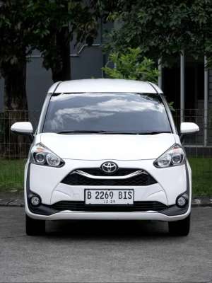 Jual bekas Toyota Sienta V matic 2019 putih Low km,lokasi di Bandung Kota