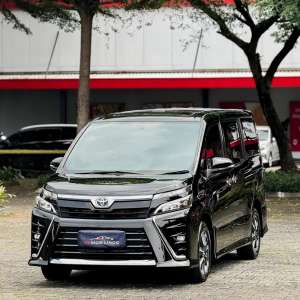 Jual bekas TOYOTA VOXY 2.0 MATIC 2018 LOW KM ISTIMEWA DP MINIM MURAH SERENA,lokasi di Semarang Kota