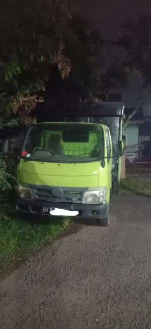 Jual bekas Truk hino bak kayu,lokasi di  