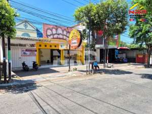 Turun Harga Tanah StrategisBonus Bangunan 5 RukoKos di tepi Jl. Adi Sucipto Bwi lokasi di Banyuwangi  Kab., tersedia melalui melalui situs Olx