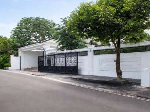 UNIT BARU Rumah Cilandak Dijual. Jalan Utama, Bangunan Mewah Classic lokasi di Jakarta Selatan, tersedia melalui melalui situs Olx