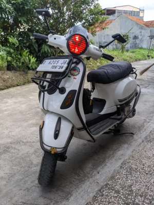 Jual bekas Vespa LX 150 2V 2011 Warna Putih,lokasi di Bandung Kota